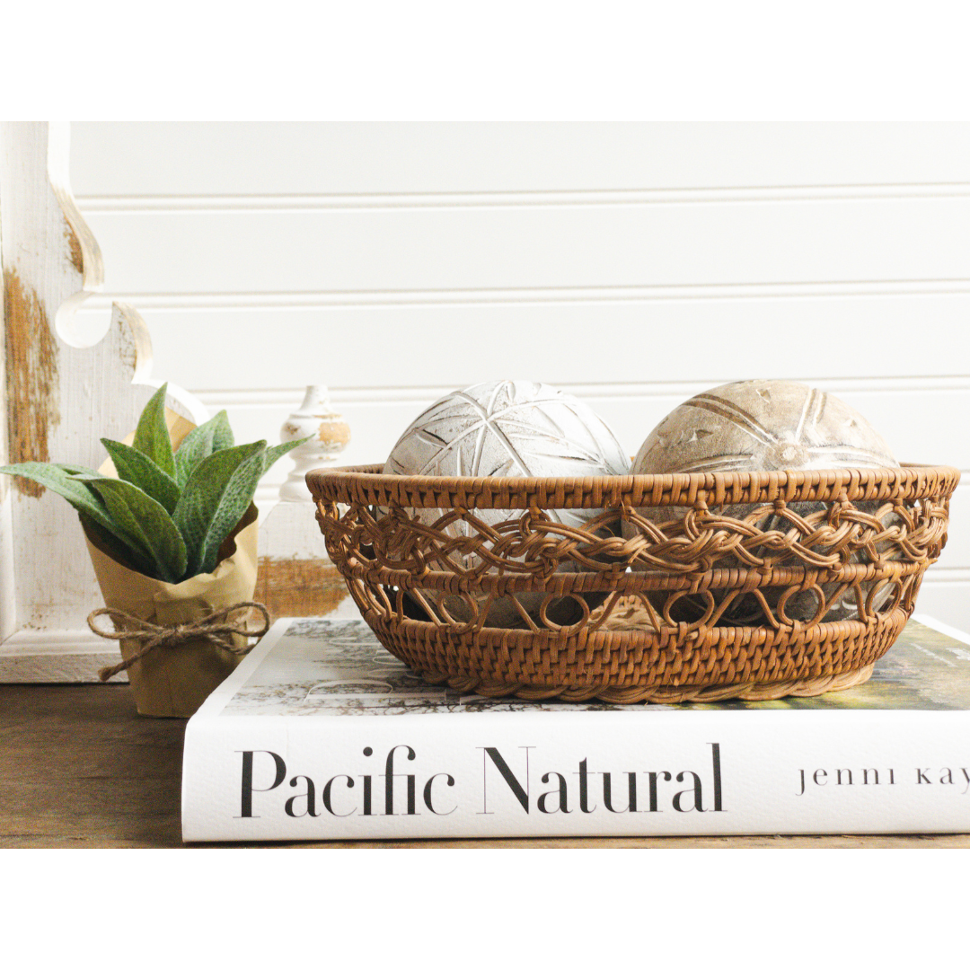 Vintage handwoven basket with 2 wooden decor balls